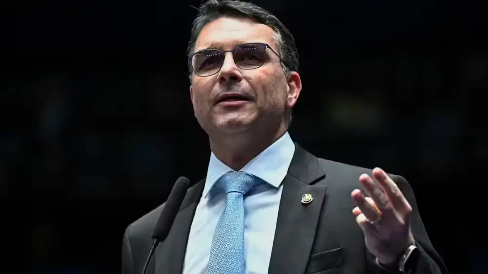 Flávio Bolsonaro cancela motociata em MG por mau tempo