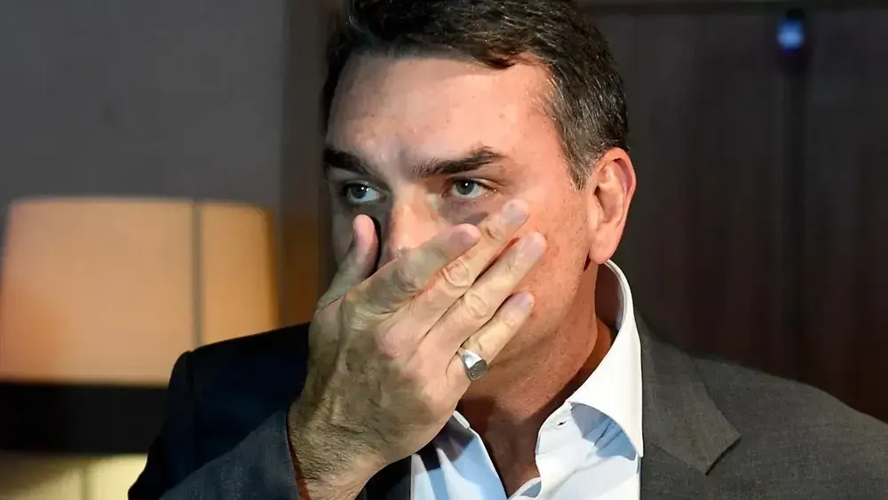 Flávio Bolsonaro recorre ao STF contra proibição de visitas ao pai
