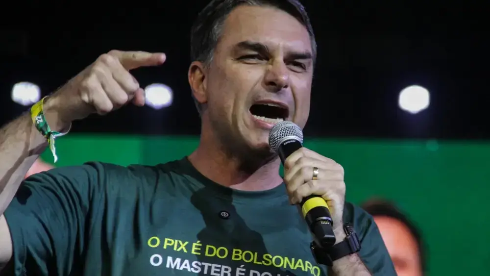 Flávio diz fazer papel de Lula nos EUA e adia volta por tarifas